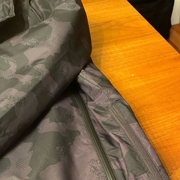 Timberland Men Puffer Jacket Insulated Pullover Camo LOGO
Size XL - NWOT - Picture 9 of 13